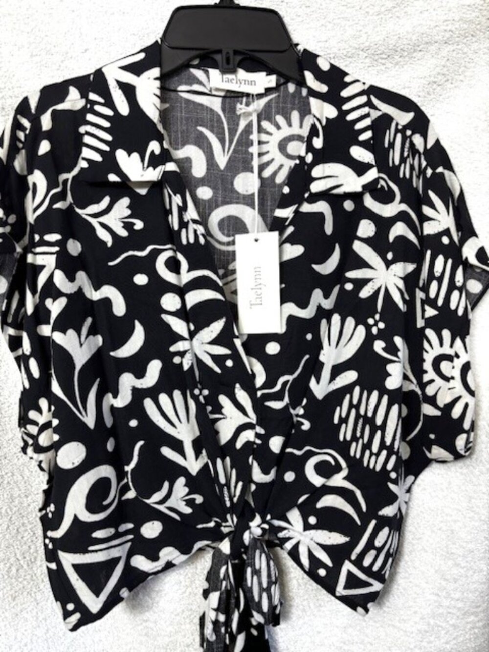 Taelynn crop tie front short sleeve blouse in a graphic print NWT Size S